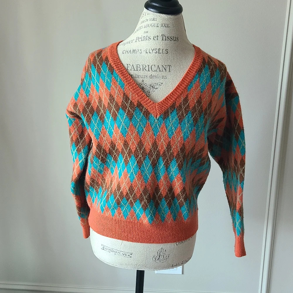 Pink diamond v-neck Argyle sweater womens sz.M